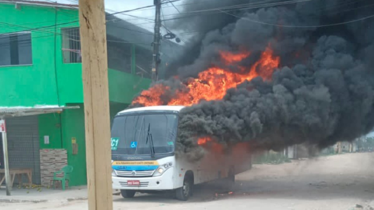 Ao menos dois ônibus foram incendiados em Natal nesta terça-feira (14)