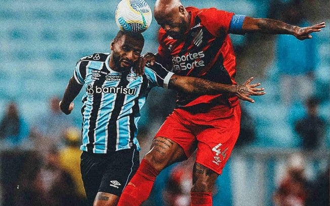JP Galvão, do Grêmio, disputa a bola com Thiago Heleno, zagueiro do Athletico-PR