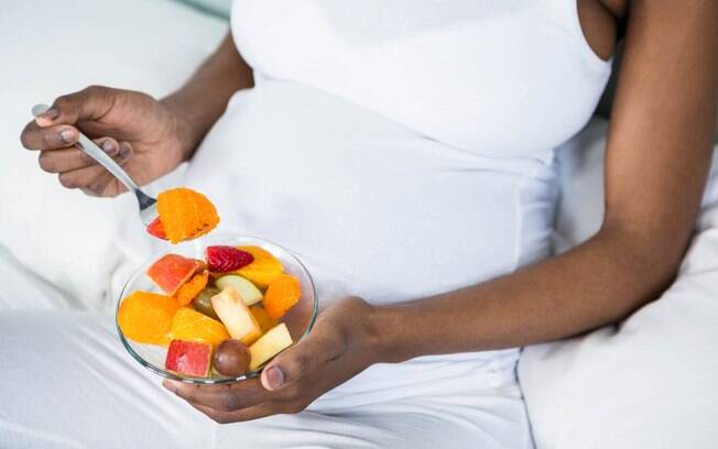 Estudo aponta que a alimentação na gravidez deve ser equilibrada e saudável, sem se preocupar em comer por dois