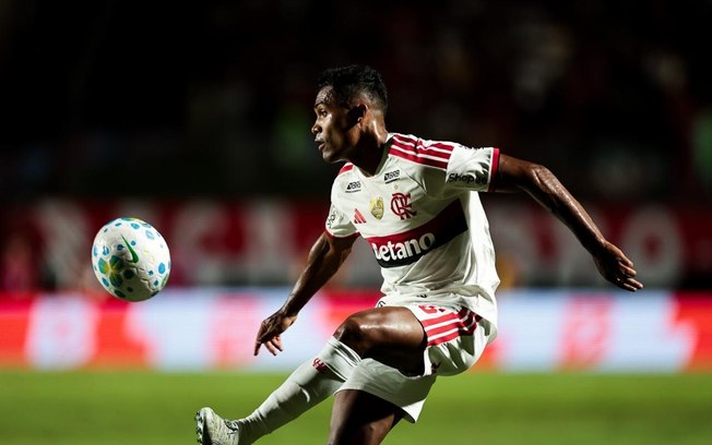 Alex Sandro é um dos seis nomes pendurados no Flamengo