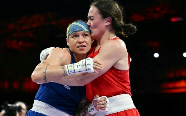 A irlandesa Kellie Harrington (à direita) beija a brasileira Beatriz Iasmin Soares Ferreira após vencer a semifinal da categoria até 60 kg feminino durante os Jogos Olímpicos de Paris 2024, na Arena Norte de Paris, em Villepinte, em 3 de agosto de 2024. A irlandesa Kellie Harrington (à direita) beija a brasileira Beatriz Iasmin Soares Ferreira após vencer a semifinal da categoria até 60 kg feminino durante os Jogos Olímpicos de Paris 2024, na Arena Norte de Paris, em Villepinte, em 3 de agosto de 2024.