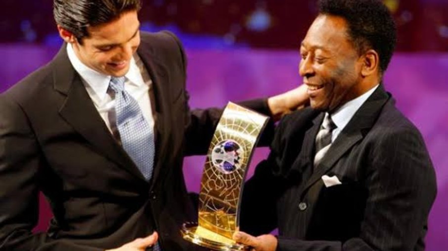 Kaká recebeu o prêmio de melhor jogador do mundo das mãos de Pelé, em 2007 Kaká recebeu o prêmio de melhor jogador do mundo das mãos de Pelé, em 2007