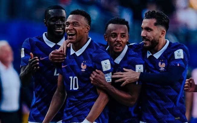 Cherki comemora gol da França com Upamecano, Mbappé e Koundé Cherki comemora gol da França com Upamecano, Mbappé e Koundé
