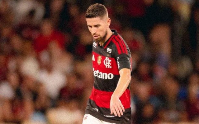 Jorginho leva o vermelho aos 20 da etapa final e deixa o Flamengo com menos um contra o Del Valle