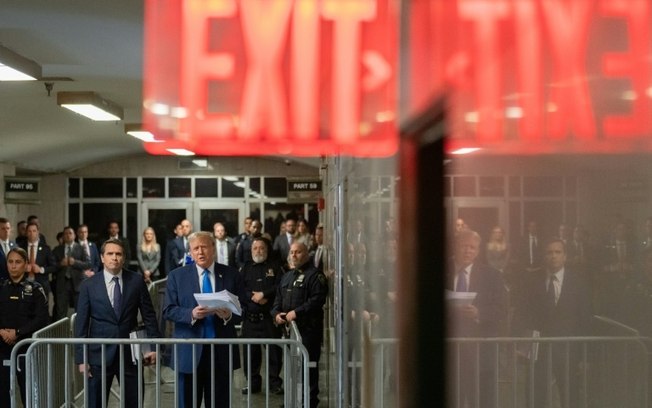 O ex-presidente Donald Trump deixa o tribunal de Manhattan, em Nova York, em 18 de abril de 2024
