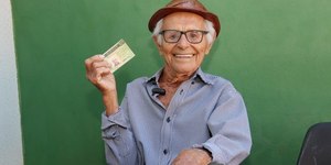 Homem de 102 anos consegue renovar CNH e se emociona