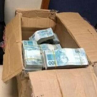 O dinheiro foi encontrado em carro durante abordagem no interior do Rio. 