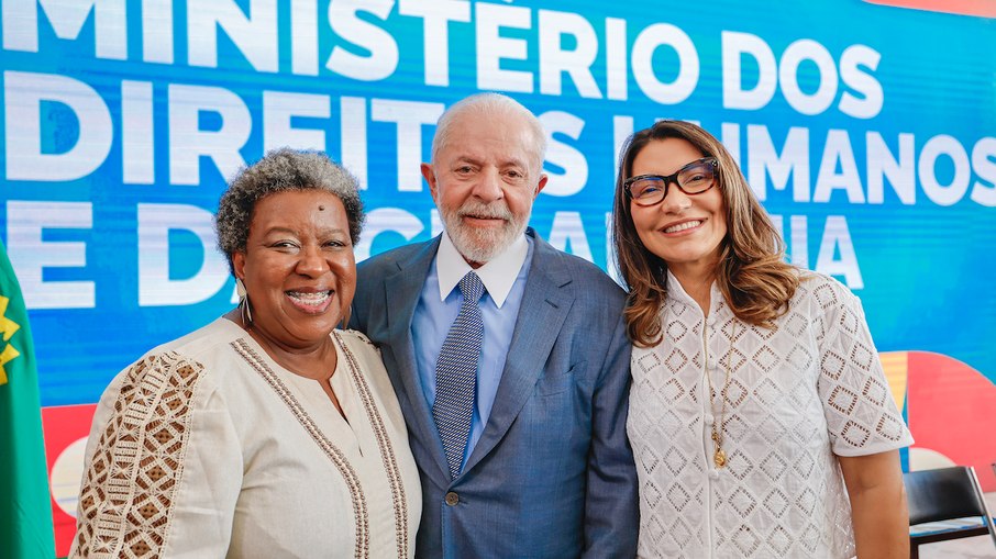 Presidente da República, Luiz Inácio Lula da Silva, a primeira-dama Janja e a ministra dos Direitos Humanos e da Cidadania, Macaé Evaristo, durante a cerimônia de posse 