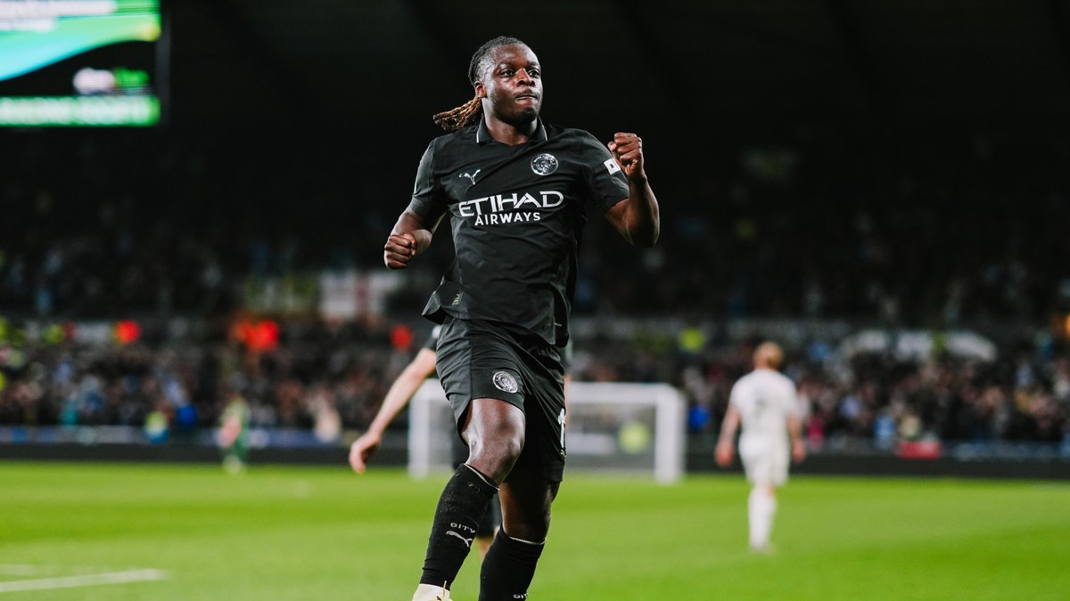 Em grande fase, Jérémy Doku pode atuar nos dois extremos do campo