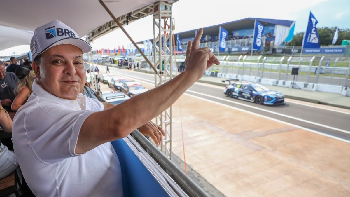 O governador Ibaneis Rocha acompanha prova principal da Stock Car 2025 no autódromo de Brasília, após reforma financiada pelo BRB, que administra o espaço O governador Ibaneis Rocha acompanha prova principal da Stock Car 2025 no autódromo de Brasília, após reforma financiada pelo BRB, que administra o espaço
