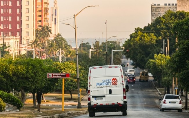 Uma van de uma empresa de entrega de alimentos com sede nos EUA circula por Havana em 22 de maio de 2024. Economia cubana contraiu 1,9% em 2023.