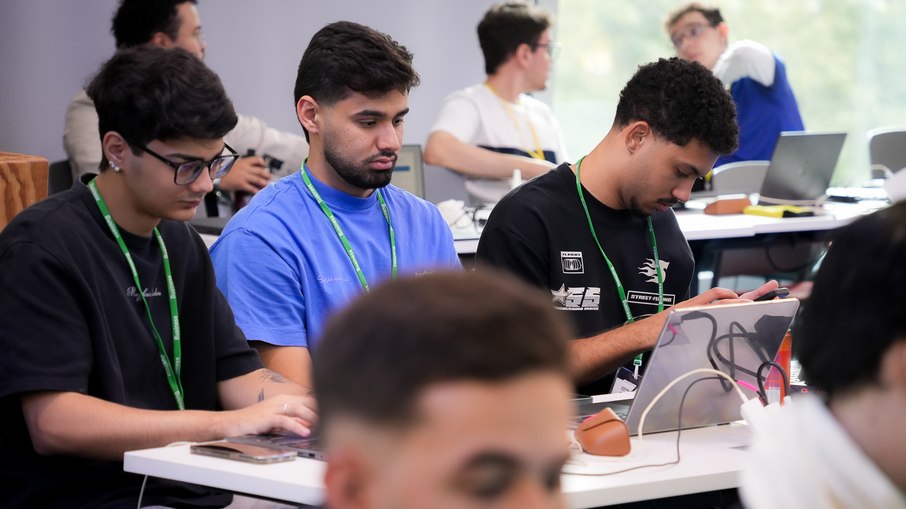 Equipe formada por três estudantes de Goiás vence desafio Meta Glasses Equipe formada por três estudantes de Goiás vence desafio Meta Glasses