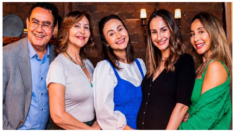 Augusto Cury com a esposa e as três filhas