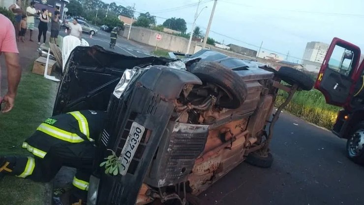 Motorista fica ferido após capotamento em bairro de Araçatuba
