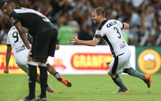 Carli comemorando o gol contra o Vasco