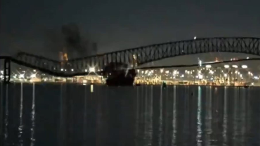 Momento em que o navio atinge a ponte