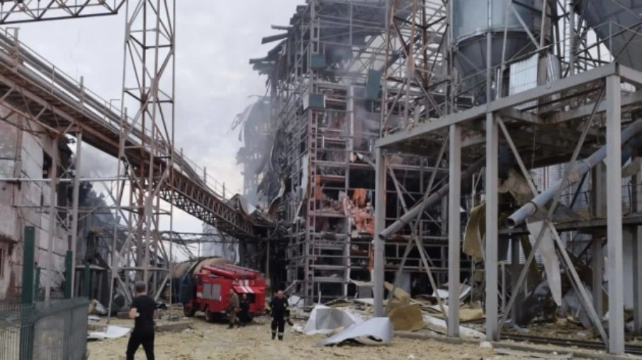 Instalação industrial na região de Poltava, na Ucrânia, atingida em bombardeio em agosto