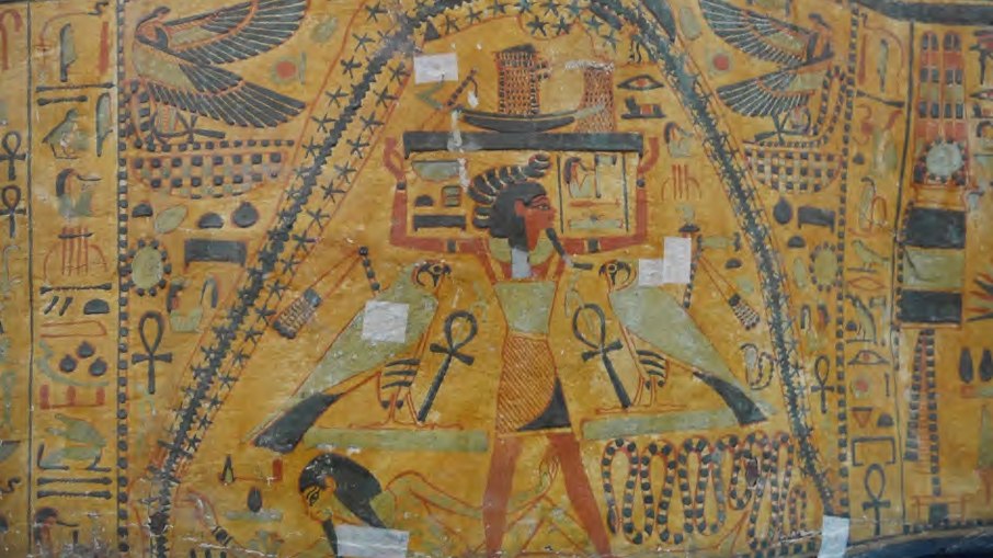 Imagem cosmológica de Nut na parte externa do caixão de Nesitaudjatakhet, na coleção de Odessa Museu Arqueológico. Imagem cosmológica de Nut na parte externa do caixão de Nesitaudjatakhet, na coleção de Odessa Museu Arqueológico.