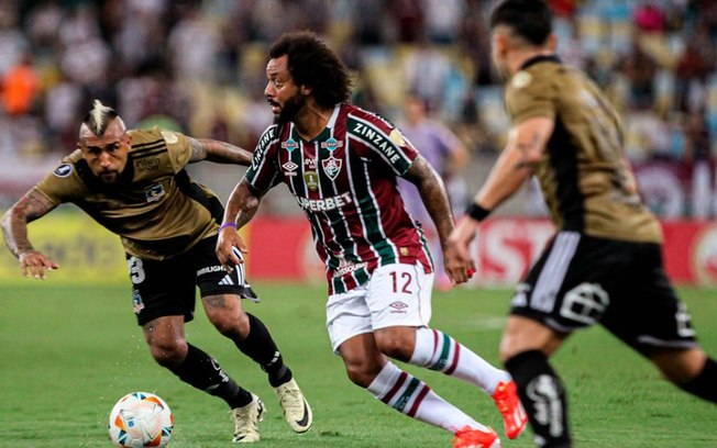Marcelo com a bola dominada e Vidal (esq.) olhando atentamente