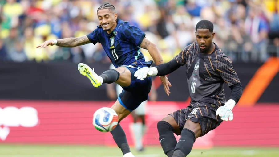 Raphinha em ação contra a França, jogo em que sofreu a lesão
