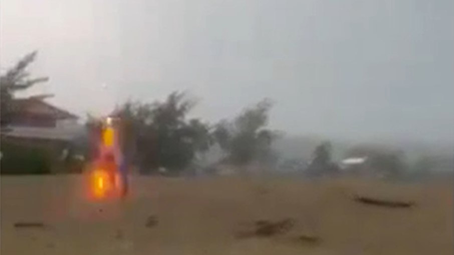 Momento em que raio atinge três crianças em praia de Porto Rico