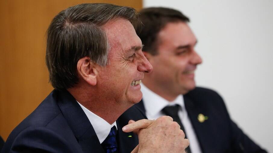 Ex-assessores de Jair Bolsonaro receberam R$165 mil somente em auxílios