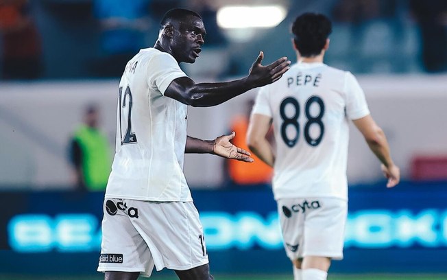 Sema chuta para fazer o gol do Pafos diante do Dinamo City