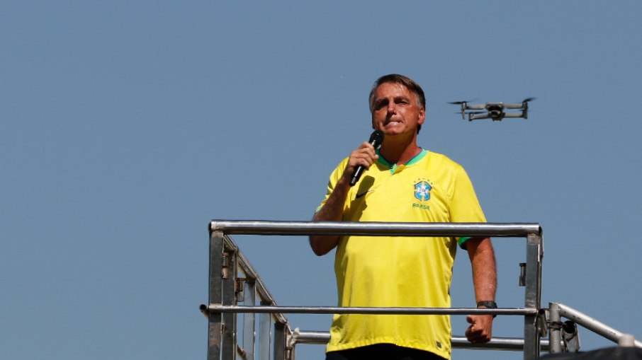 Ex-presidente Jair Bolsonaro reúne apoiadores em manifestação política na orla de Copacabana, no Rio de Janeiro