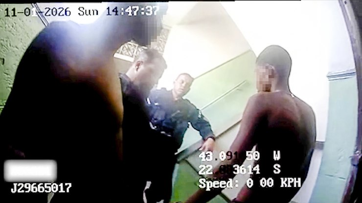 Polícia liberta 4 reféns e apreende arsenal no RJ, veja imagens