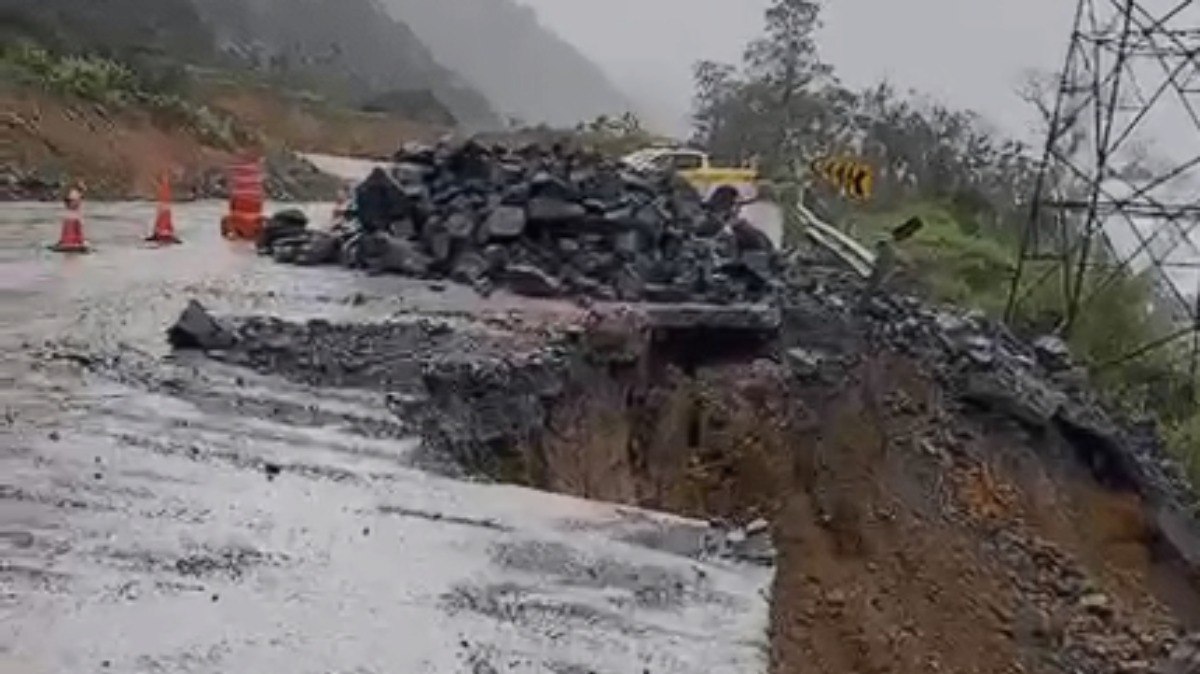Parte da pista cedeu junto da terra que deslizou nesta manhã de segunda (10) Parte da pista cedeu junto da terra que deslizou nesta manhã de segunda (10)