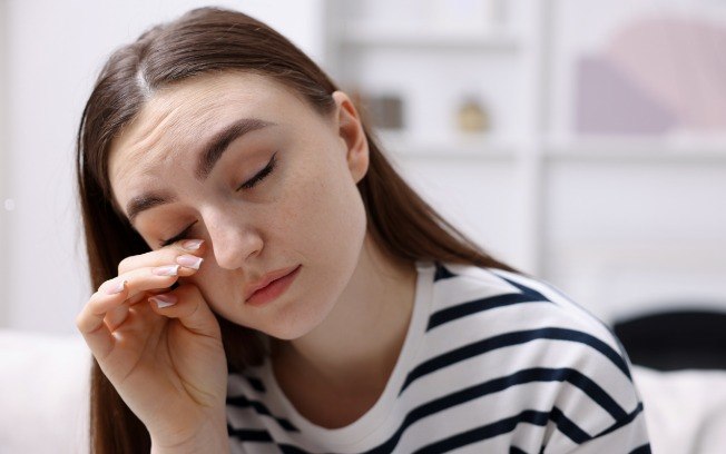 Sensação de areia nos olhos? Entenda o que pode estar por trás do desconforto