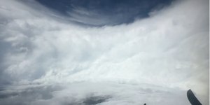 Caçador de tempestades registra olho do furacão Melissa