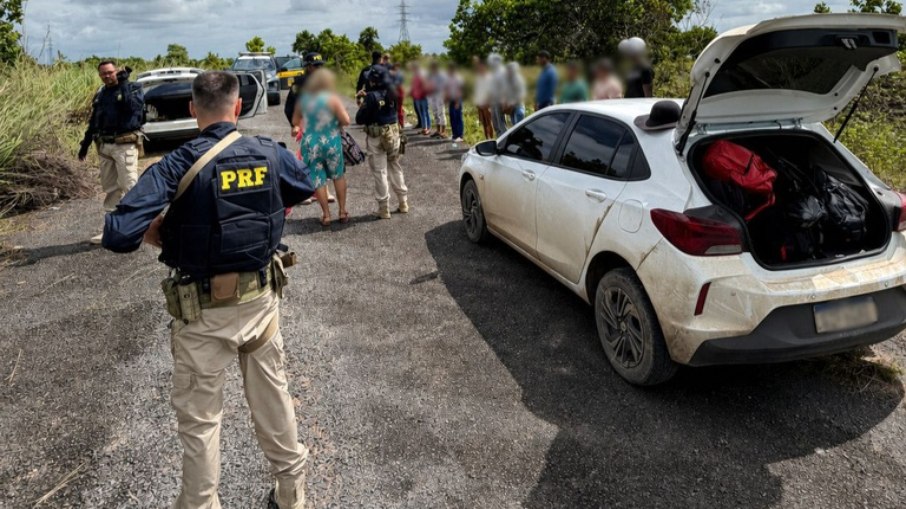 Grupo de imigrantes cubanos foi encontrado em veículos e em uma residência Grupo de imigrantes cubanos foi encontrado em veículos e em uma residência