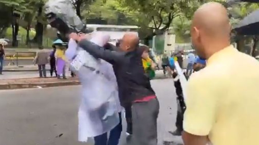 Jornalistas são agredidos em BH durante ação da guarda civil em 'QG Bolsonarista' (06.01.2023)