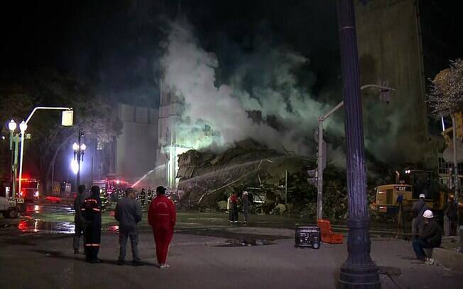 Bombeiros continuam trabalho após incêndio no prédio que desabou no Centro de São Paulo