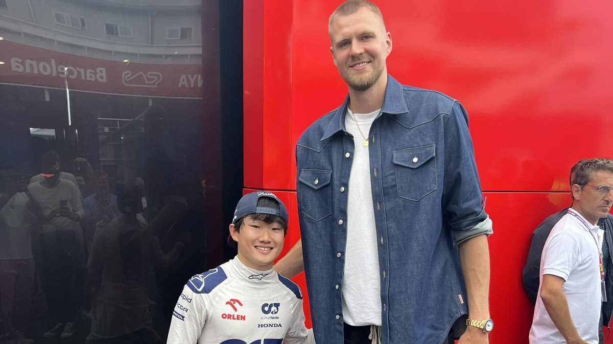 Em 2023, Tsunoda (1,59m) posou para foto ao lado de Kristaps Porzingis (2,18m), do Boston Celtics. A foto rendeu memes pela disparidade da altura dos dois Em 2023, Tsunoda (1,59m) posou para foto ao lado de Kristaps Porzingis (2,18m), do Boston Celtics. A foto rendeu memes pela disparidade da altura dos dois