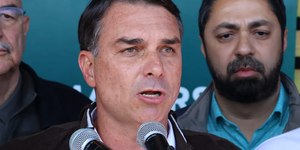 Flávio Bolsonaro embarca em voo para os Estados Unidos, diz site 