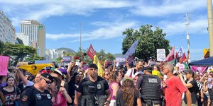 Irmã de mulher morta no CEFET discursa em ato contra feminicídio