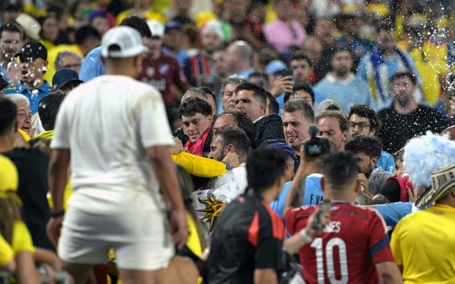 Torcedores de Colômbia e Uruguai en confronto após a semifinal da COpa América, em Charlotte (Estados Unidos)