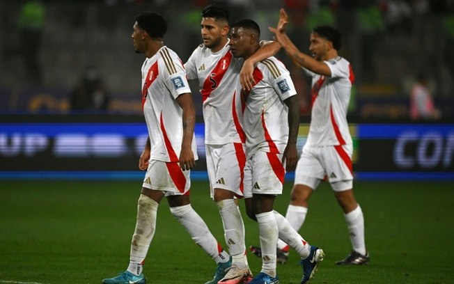 O zagueiro peruano Miguel Araujo comemora com seus companheiros após marcar o gol da vitória sobre o Uruguai pelas Eliminatórias da Copa do Mundo de 2026, no Estádio Nacional, em Lima, em 10 de outubro de 2024.