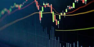 Ibovespa bate novo recorde; dólar fecha em alta