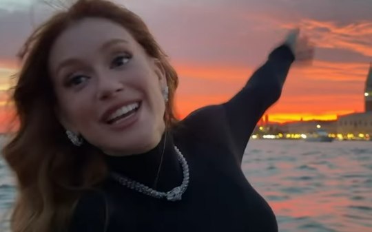 Marina Ruy Barbosa curte passeio de barco e encanta em Veneza