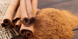 Você já soprou canela na porta hoje? Veja o que está por trás do ritual