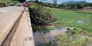 Homem morre após caminhão que dirigia cair de ponte