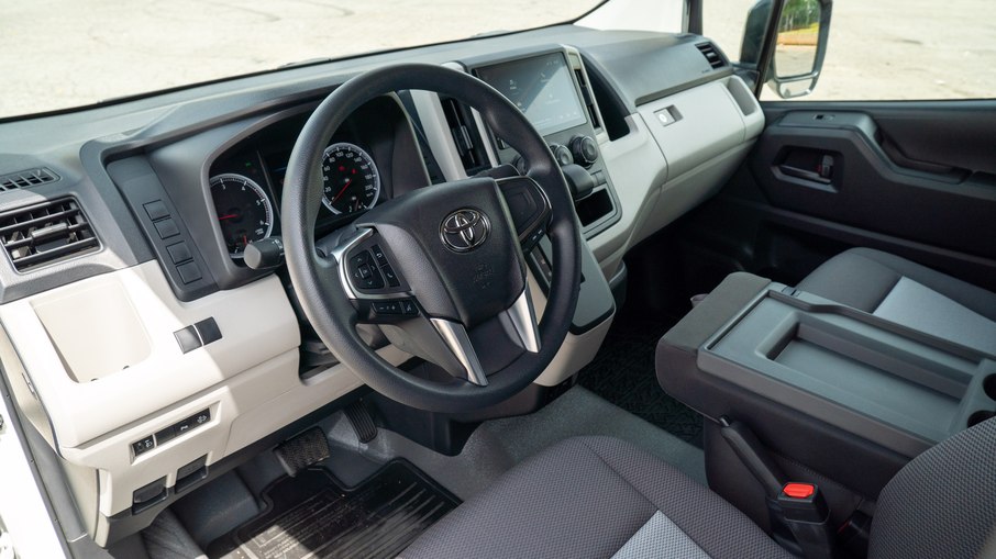 Toyota Hiace AT DX