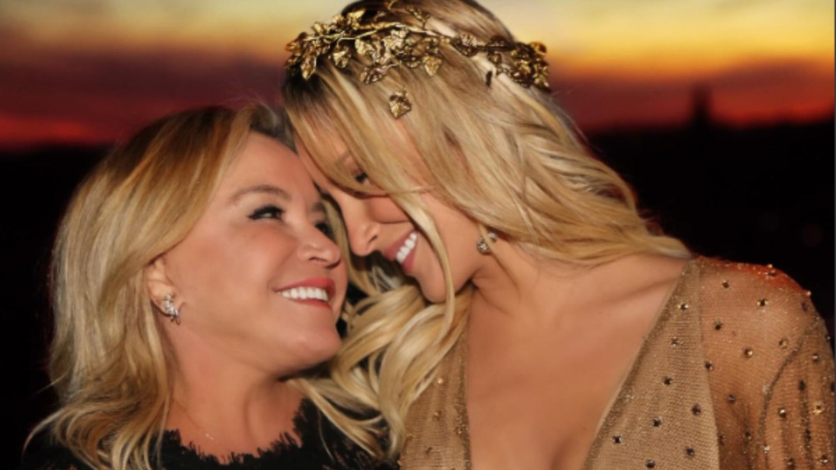 Claudia Leitte faz homenagem à mãe no dia das mulheres