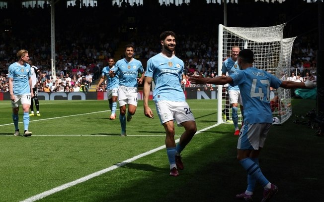 Josko Gvardiol (C) comemora com os companheiros após marcar na vitória do Manchester City sobre o Fulham por 4 a 0 neste sábado, pelo Campeonato Inglês