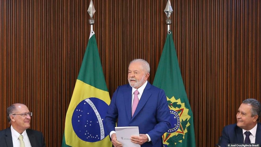 Lula ainda não aprovou aumento para presidente e vice