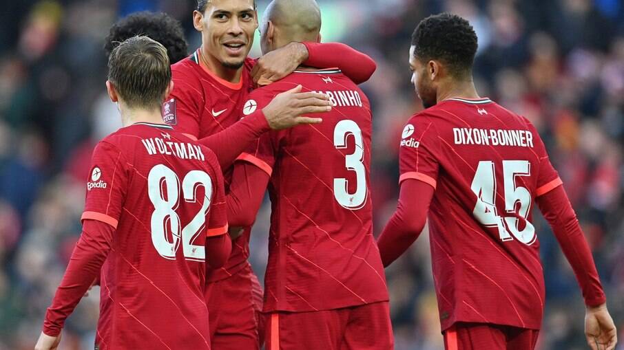 Fabinho comemora gol com equipe do Liverpool