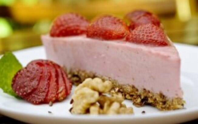 Foto da receita Cheesecake de morango com massa de granola pronta.